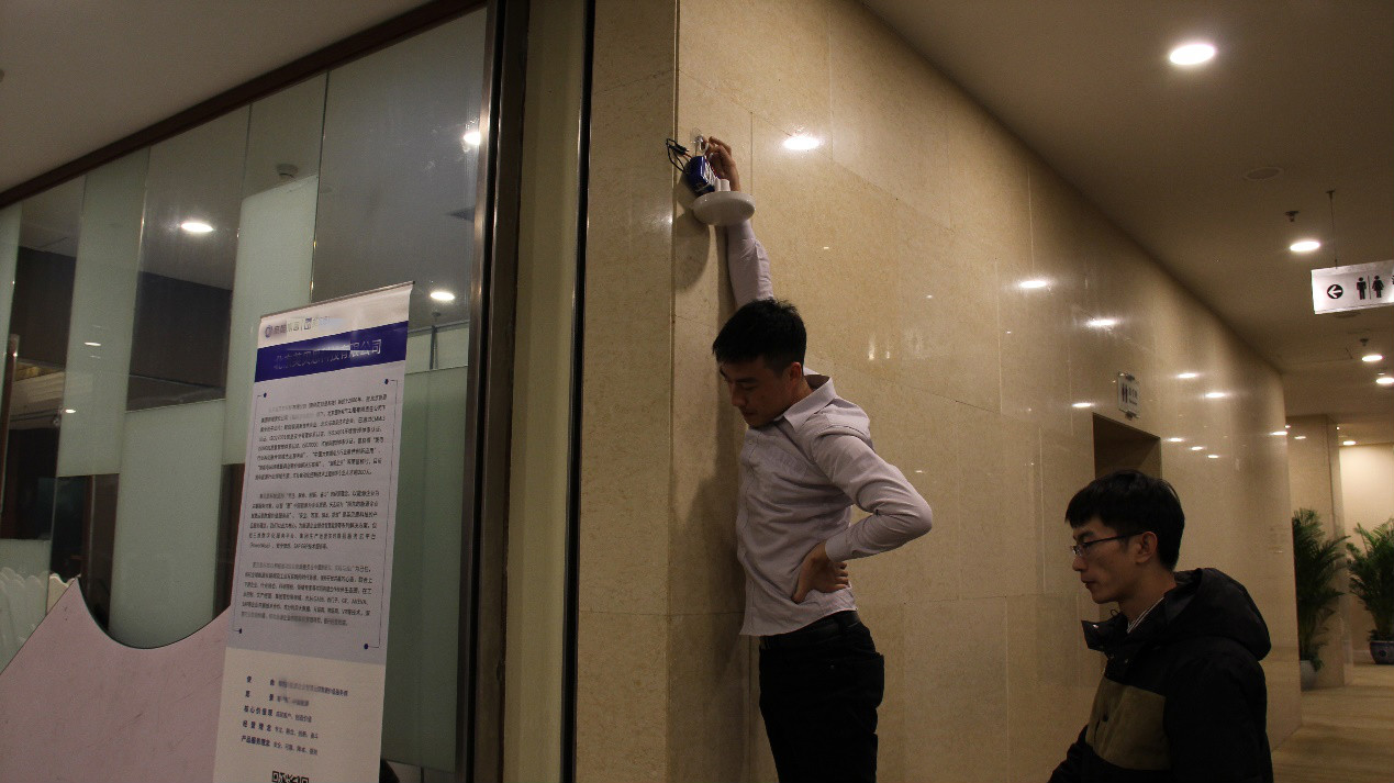 云酷科技人員調試產品.jpg 云酷科技人員調試產品.jpg